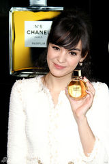 幻灯图：新科影后张榕容白色洋装高贵大方