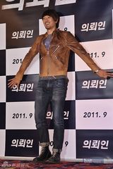 组图：金荷娜车太贤等助阵韩片《委托人》VIP首映式