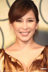 组图：周传雄发片温岚现身 送铁塔面包寓意深长