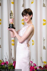 组图：奥斯卡后台-安妮-海瑟薇高举奖杯笑开花