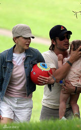 幻灯图：妮可基德曼携女游玩动物园向长颈鹿喂食