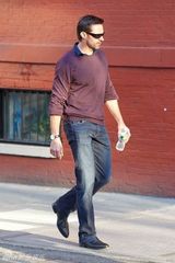 组图：休-杰克曼与妻接女儿放学其乐融融