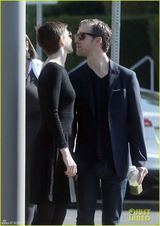 组图：安妮海瑟薇与未婚夫当街热吻大晒甜蜜