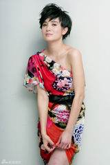 高清图：摩登小宋佳酷发靓裙 活力演绎早春气息