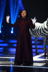 组图：百变五侠模仿五娃 仿真峰章恋舞台牵手