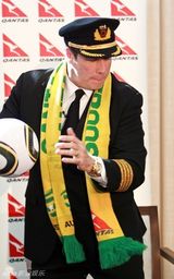 幻灯图集：特拉沃尔塔携全家抵达南非 助阵世界杯