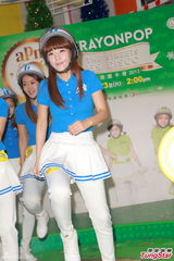 组图：Crayon Pop戴头盔现身握手会 大跳热舞