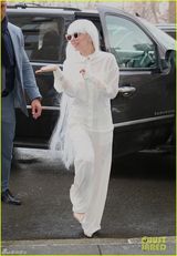 组图：Lady Gaga白发魔女造型诡异出街