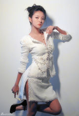 幻灯图：安以轩公主裙拍新写真 坦言最想穿旗袍拍戏