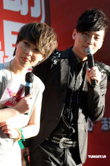 幻灯图：“内地造星教父”出书 陈子嘟称新秀缺内涵