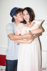 组图：陈浩民太太出院 一家四口亮相乐融融