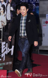 组图：李凡秀朴寒星出席《南方大作战》试映会