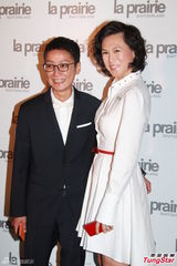 组图：赵式芝再陷同性情 与杨如芯亲密携手亮相