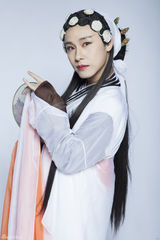 组图：大咖秀邓紫棋模仿惠特尼 孙坚虎虎变青蛇