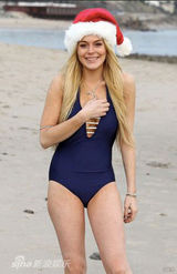 幻灯图集：林赛-罗韩亮相海滩 心情好带圣诞帽