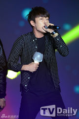 组图：BEAST酷帅助阵公演 Dal★shabet火红性感