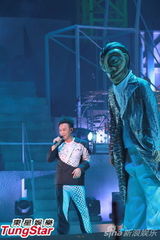 组图：陈奕迅开唱造型似黑山老妖 少说话多唱歌