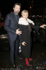 组图：《悲惨世界》首映 海瑟薇秀腿阿曼达露背