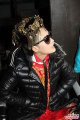 组图：李沁因雾霾得结膜炎 片场裹羽绒服戴墨镜