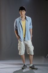 组图：陆昱霖《亲爱的回家》演落魄富二代 成送水工