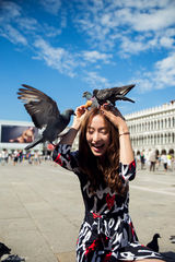 组图：张俪异国广场放鸽 享受阳光笑厣如花