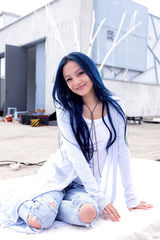 组图：张韶涵《阳光空气》MV首播 展温暖活力