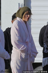 组图：泰勒踩超市推车与闺蜜海边嬉戏玩闹