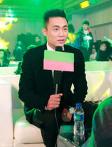 组图：杜淳黑西装绅士复古发型获全民男友奖