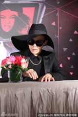 高清图：GD格格巫造型台北造势 笑称拄拐帅