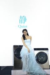 组图：林志玲低胸性感遭粉丝求爱 自曝烧菜减压