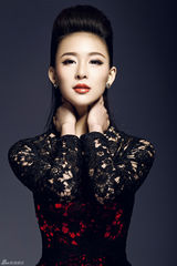 组图：贾青复古造型写真 烈焰红唇尽显性感