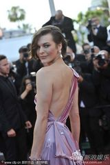 组图：乔沃维奇戛纳走秀大露背长裙性感