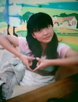 组图：《非诚勿扰》黄菡女儿近照 刘海齐眉