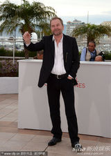 组图：电影《仙境》发布会 众主创抱作一团亲密无间