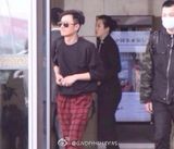 组图：文章出轨门后现身机场 黑超遮面眉头紧锁