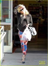 组图：43岁史蒂芬妮挺孕肚出街辣妈范十足