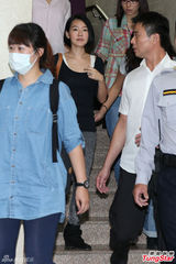 小S证人身份被传唤 神色疲惫白色肩带外露(图)