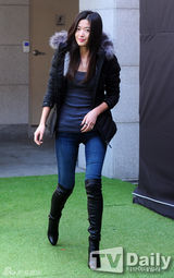 组图：全智贤亮相活动 紧身裤秀修长完美腿型