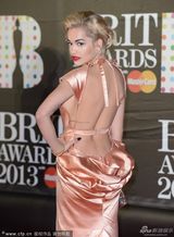 组图：2013全英音乐奖女星红毯竞艳
