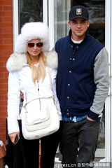 组图：希尔顿与小男友甜蜜吃午餐 戴皮草帽积极防寒