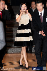 组图：韩星李珉廷秀香肩 泫雅等出席活动