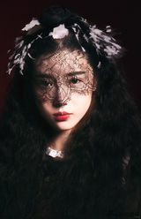 组图：张辛苑最新写真显神秘巴洛克风