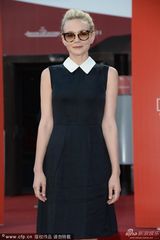 组图：《女人心事》首映 穆里根黑超遮面