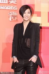 组图：卢凯彤亮相红毯 黑色透视装内衣隐现