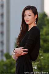 组图：全智贤富川奇幻电影节黑色礼服性感迷人