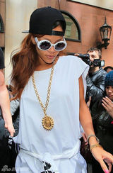 组图：蕾哈娜墨镜白裙清纯 嘟红唇鲜艳欲滴