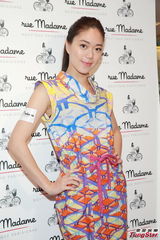 组图：邓九云被问绯闻显尴尬 称欣赏何韵诗真实