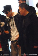 幻灯图：阮经天不受绯闻影响 与女粉丝热情交流