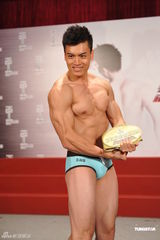 组图：“大只男”陈景国亚洲先生泳装秀遭胸袭  
