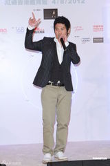 组图：曹格首次红馆开唱 吸取教训不敢喝酒